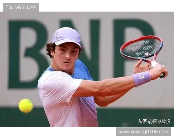 全球网球赛季揭幕新星崭露头角 前世界冠军复出引发关注