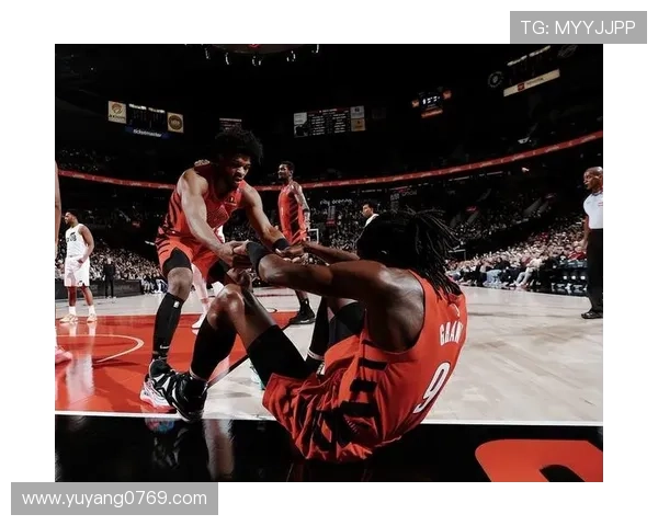 湖人战胜勇士取得赛季首胜 詹姆斯与戴维斯携手主宰比赛表现