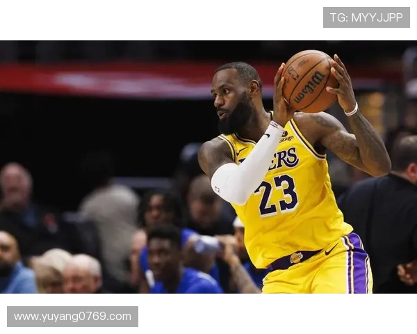 詹姆斯携手戴维斯重返赛场 湖人迎战勇士展现强势竞争力 詹姆斯携手戴维斯重返赛场 湖人迎战勇士展现强势竞争力